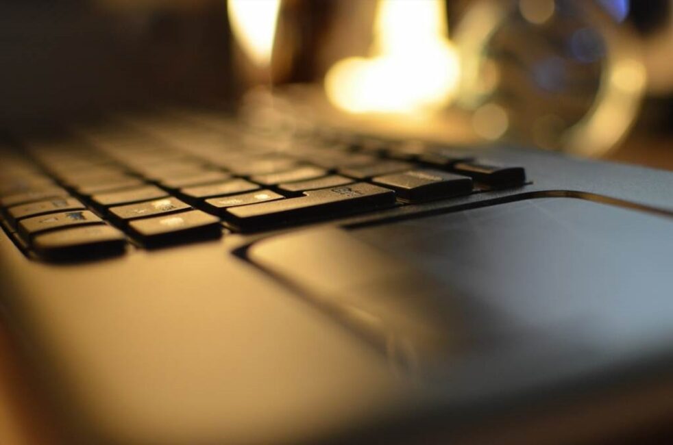 Bezpieczne opakowanie laptopa do transportu