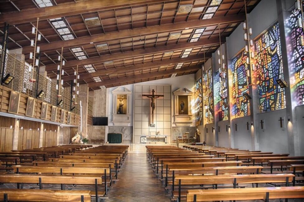 Różnice kulturowe w sypaniu kwiatów