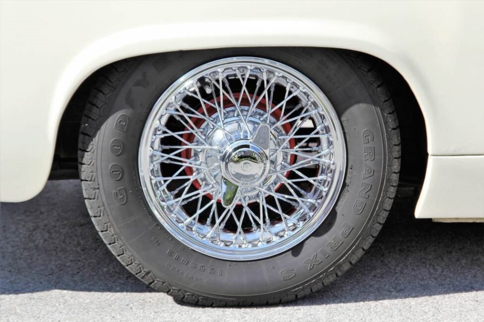 Stylowy stolik z felgi do salonu